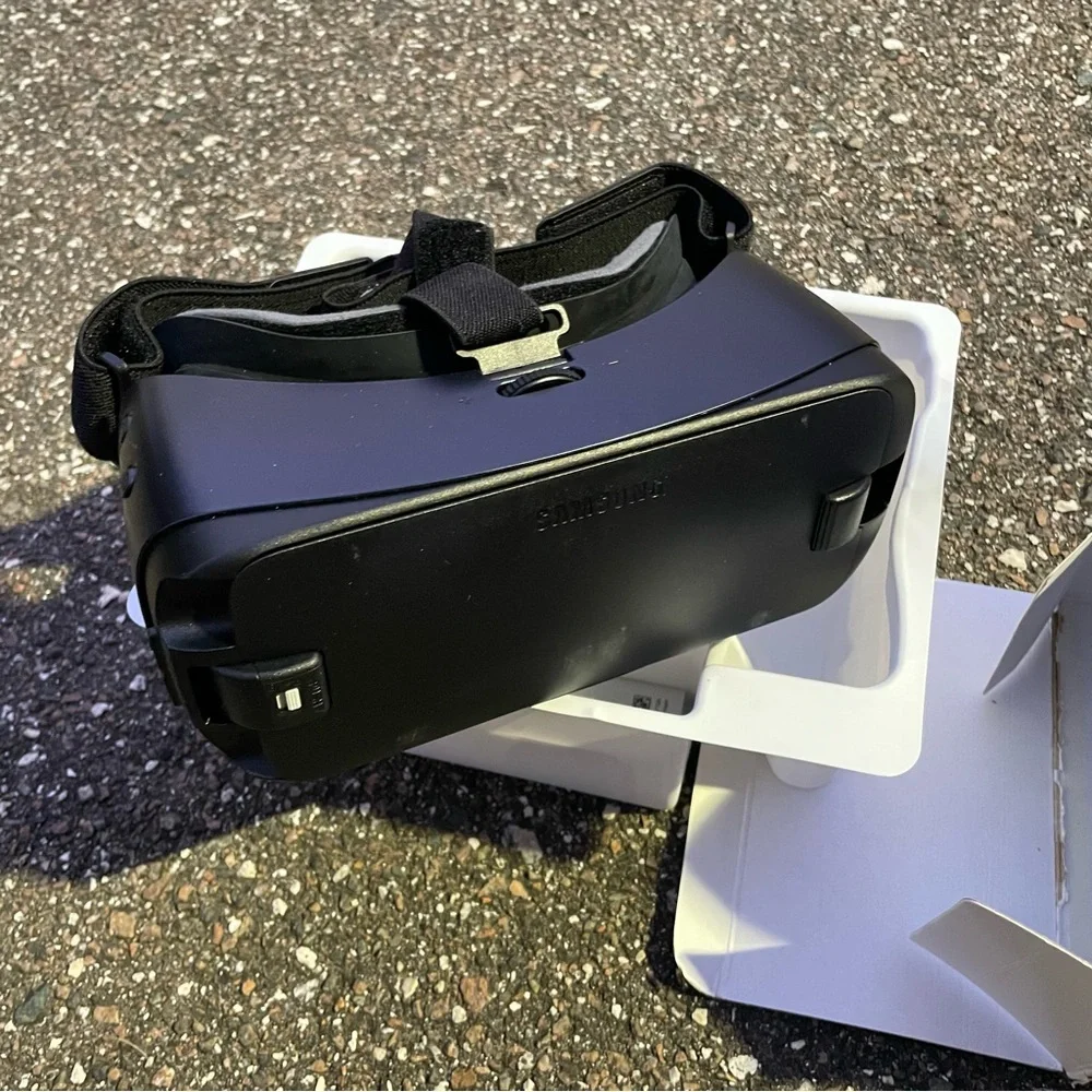 Samsung Gear VR Oculus Headset SM-R323‎ w/ Box Adapter Included